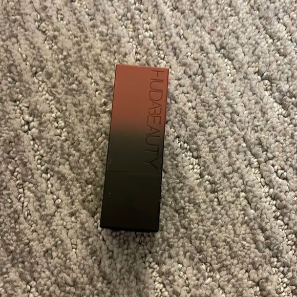 Huda Beauty Power Bullet Matte Lipstick in Interview - Picture 1 of 2